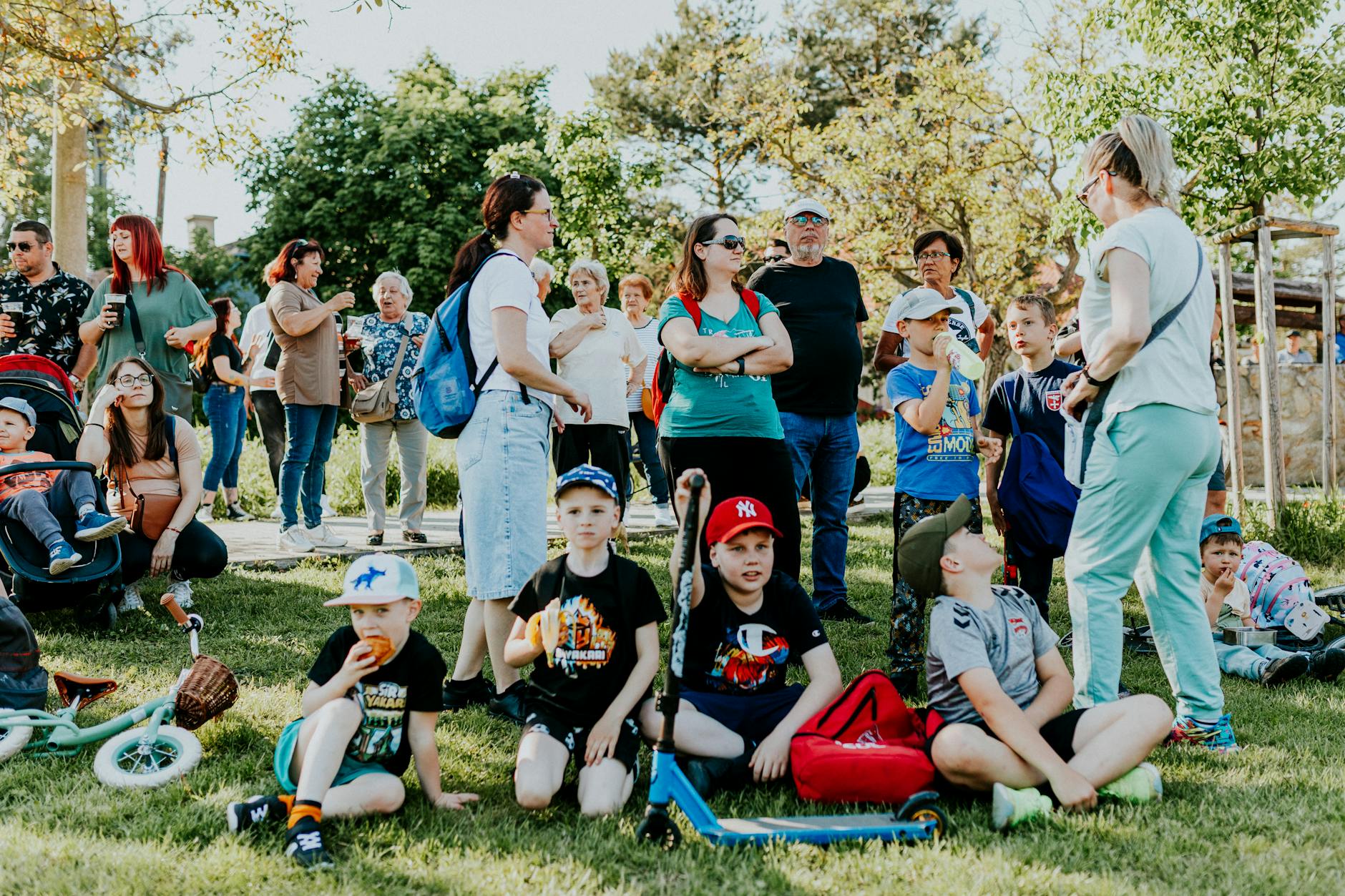 Ilustracja symbolizująca Dzień Ziemi z elementami przyrody i miasta Sławkowa.