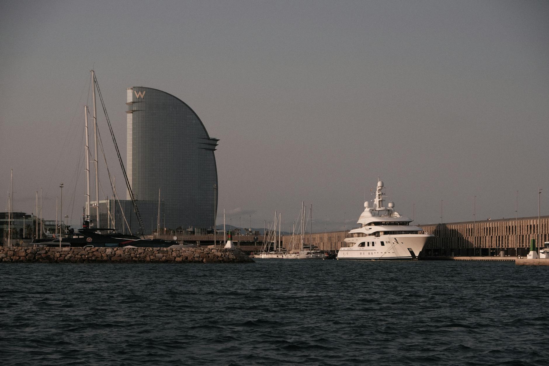 Widok na Rynek w Sławkowie podczas wiosennego dnia, idealny na majówkowe atrakcje.