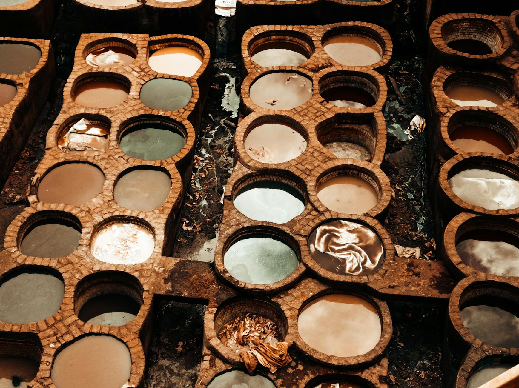 Ilustracja symbolizująca termin składania PIT w Sławkowie, z elementami graficznymi nawiązującymi do finansów i zegara.