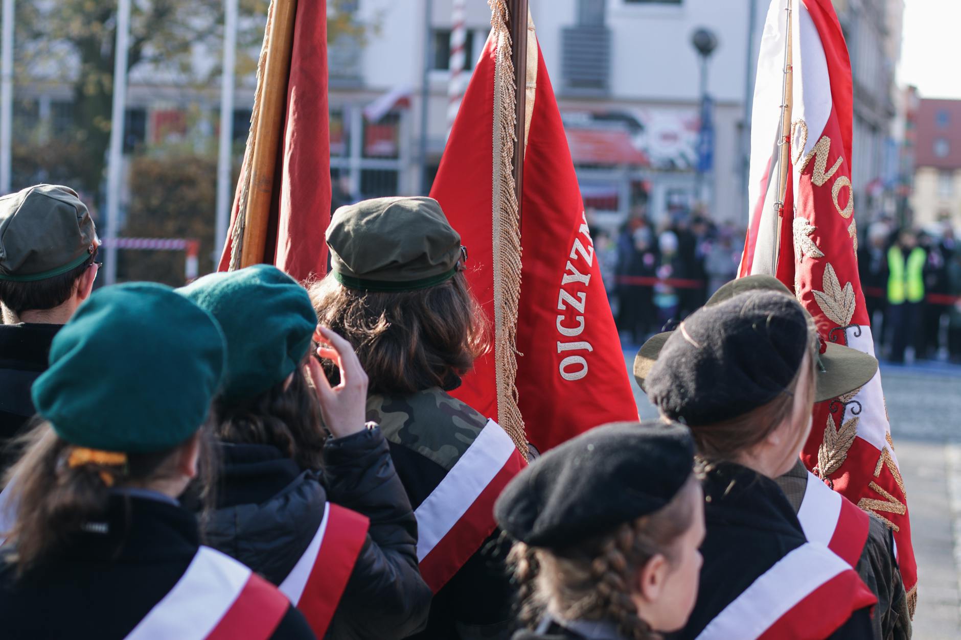 Uroczystości Święta 3 Maja w Sławkowie z udziałem mieszkańców i pocztów sztandarowych.